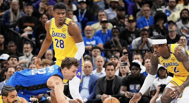 詹姆斯重返赛场，爆冷首场状态出色，澳大利亚队观众沸腾！热度持续攀升的简单介绍爱游戏体育官方网站