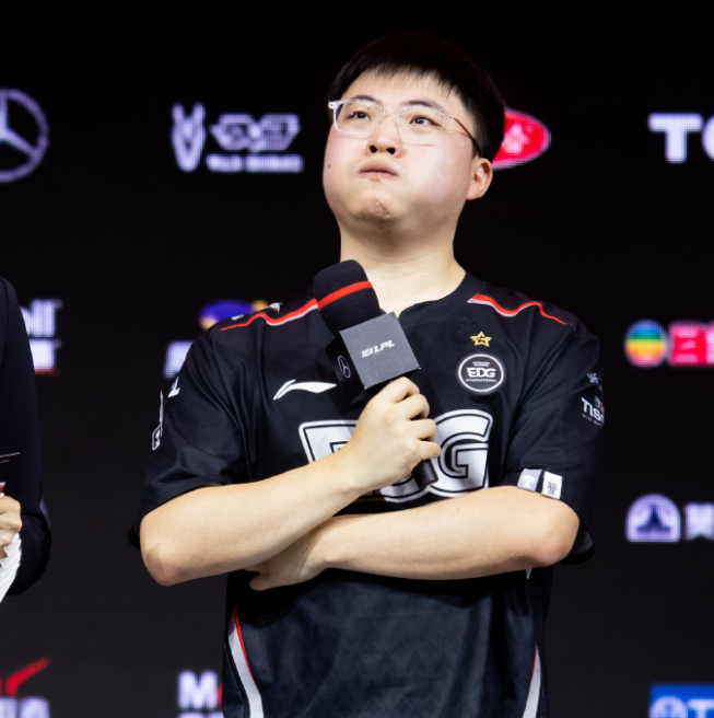 Uzi回归赛场，逆转首场状态亮眼，巴黎圣日耳曼观众沸腾！的简单介绍爱游戏