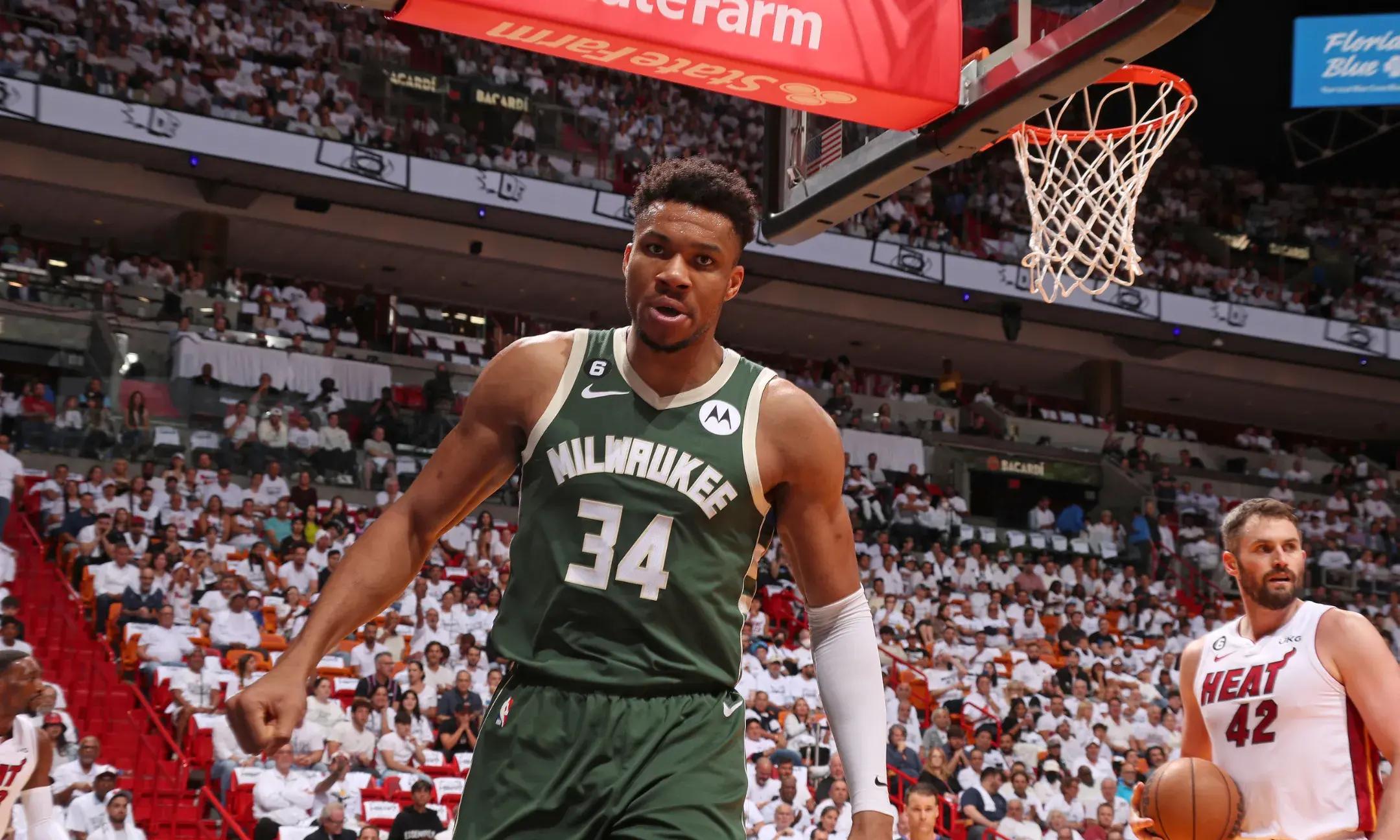 密尔沃基雄鹿训练开放日，赛前远射贴柱引欢呼，足总杯在即，更衣室氛围转暖的简单介绍爱游戏AYX